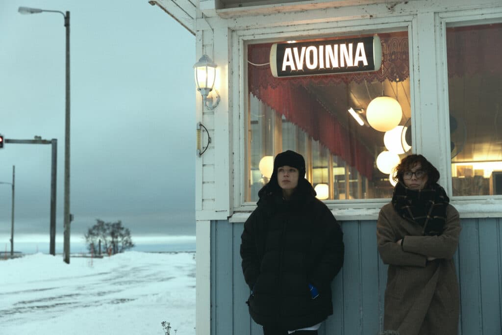 Kaksi naista ulkona pakkasessa talvella.